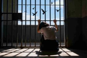 从“稳赚不赔”到倾家荡产：两位受害者自述“分分彩”骗局的血泪教训